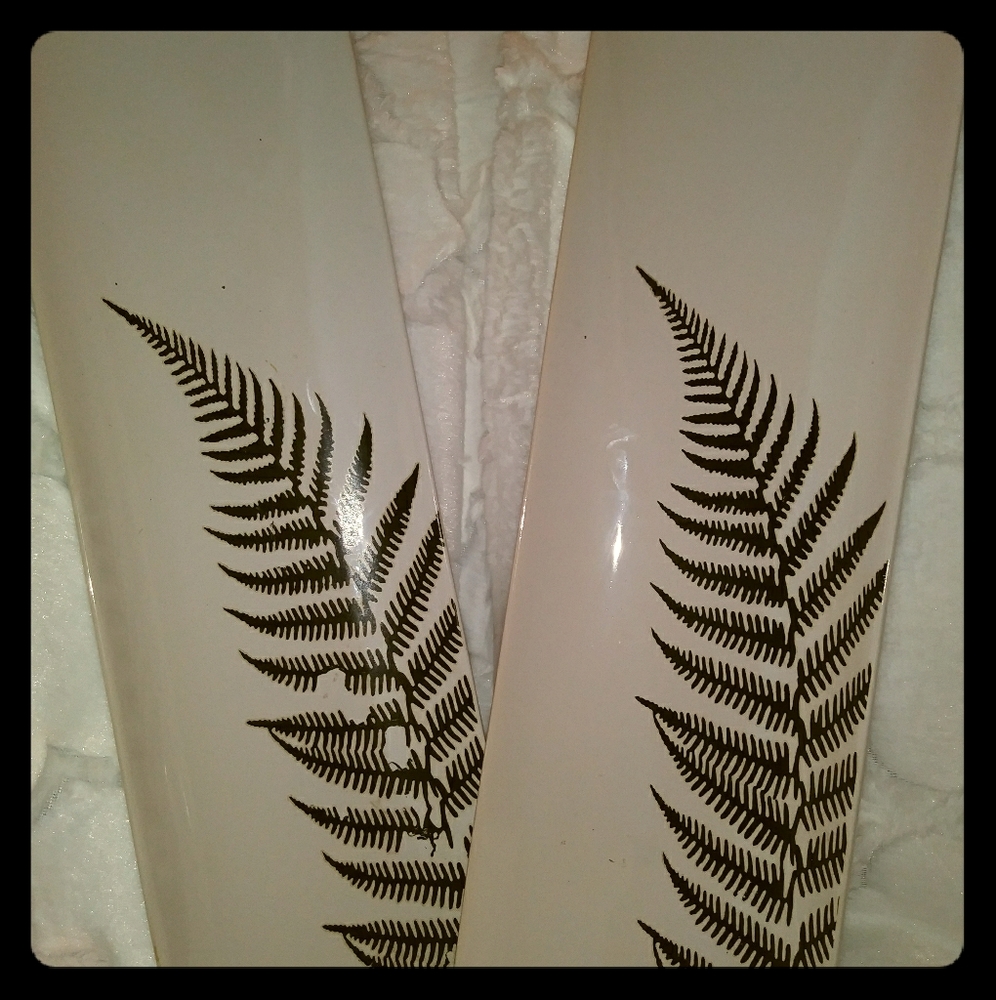 2 white leaf decorative plates